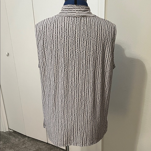 Kasper Black and White Patterned Sleeveless Blouse - Picture 2 of 7